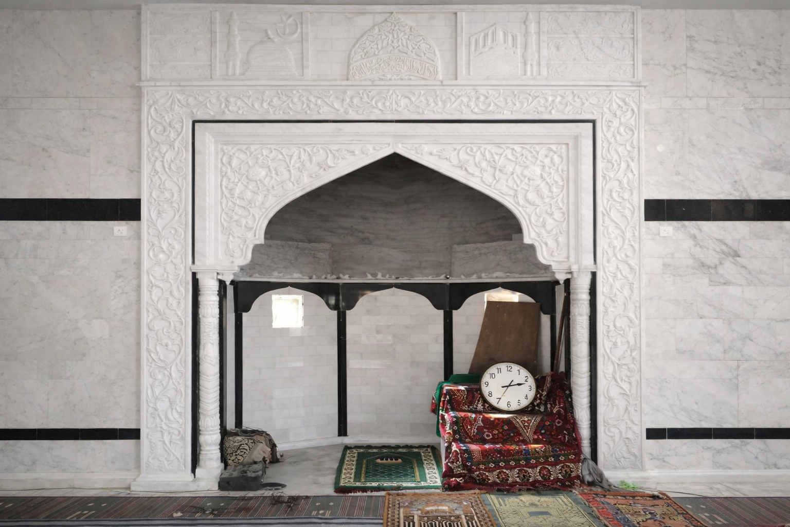 Minimalist Marble Mehrab